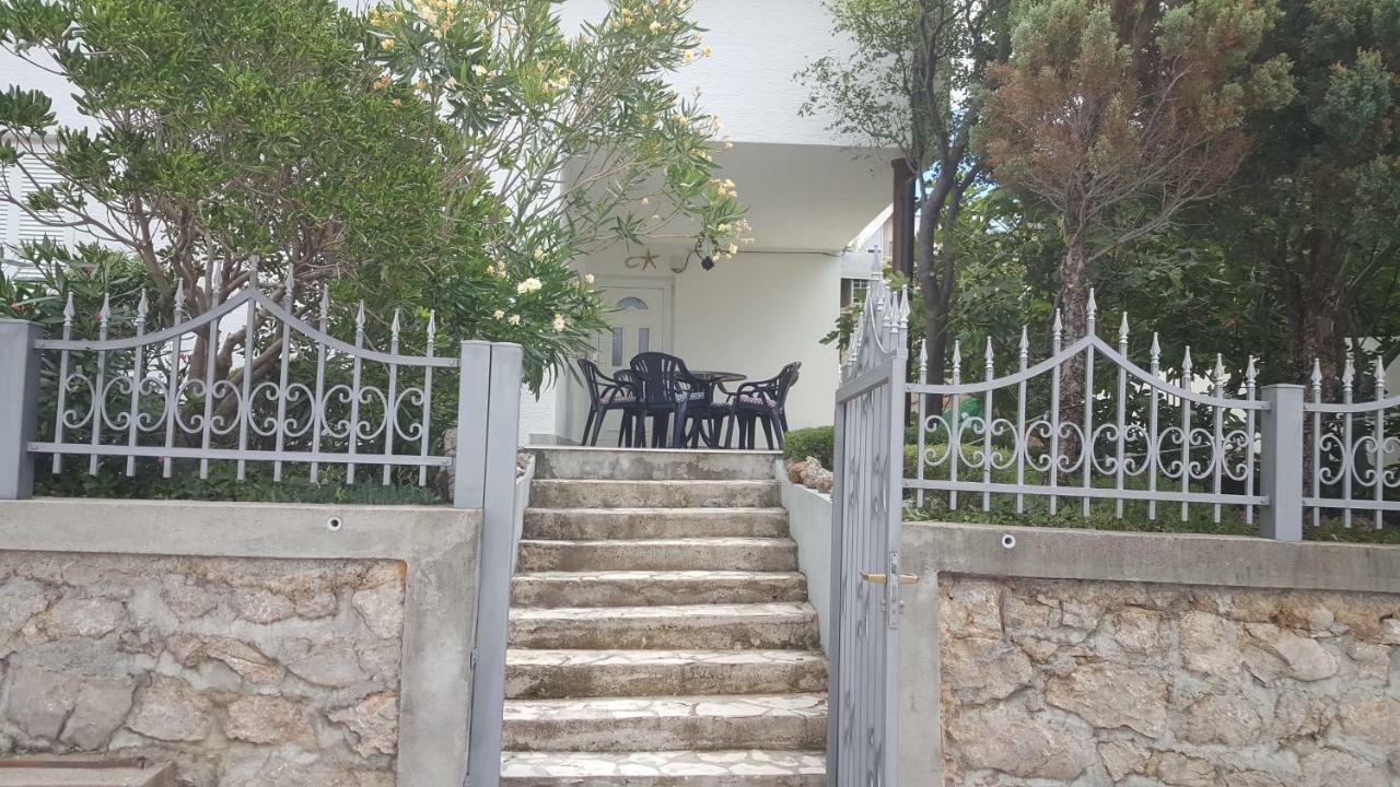 Apartman Zahira Karlobag Exterior foto
